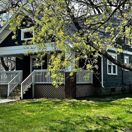 Mrs. Hughes Cottage - 2 Bedroom House W/ Parking Hamilton Bagian luar foto