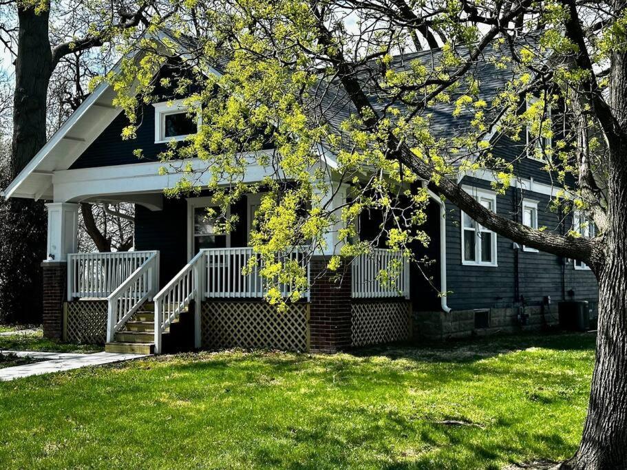 Mrs. Hughes Cottage - 2 Bedroom House W/ Parking Hamilton Bagian luar foto
