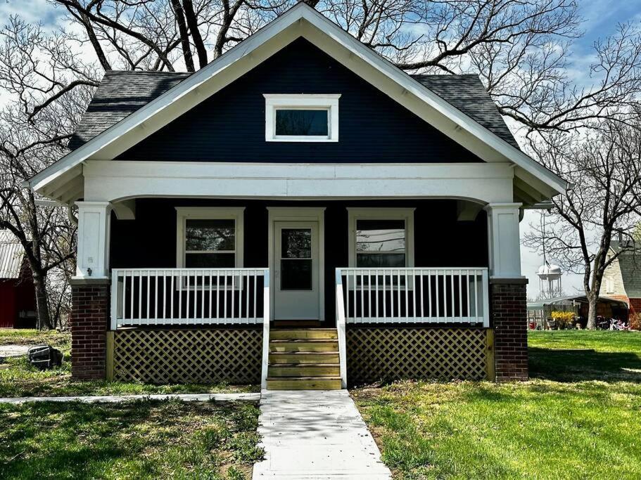 Mrs. Hughes Cottage - 2 Bedroom House W/ Parking Hamilton Bagian luar foto
