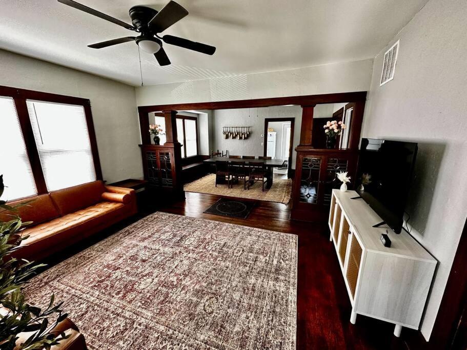 Mrs. Hughes Cottage - 2 Bedroom House W/ Parking Hamilton Bagian luar foto