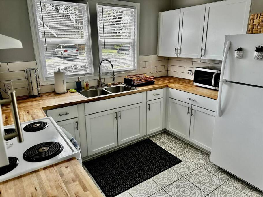 Mrs. Hughes Cottage - 2 Bedroom House W/ Parking Hamilton Bagian luar foto
