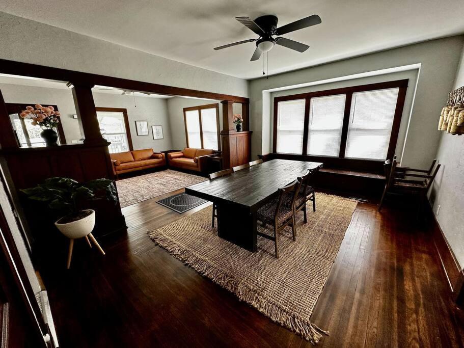 Mrs. Hughes Cottage - 2 Bedroom House W/ Parking Hamilton Bagian luar foto