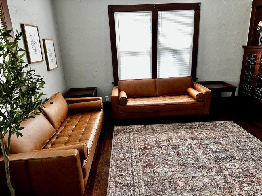 Mrs. Hughes Cottage - 2 Bedroom House W/ Parking Hamilton Bagian luar foto