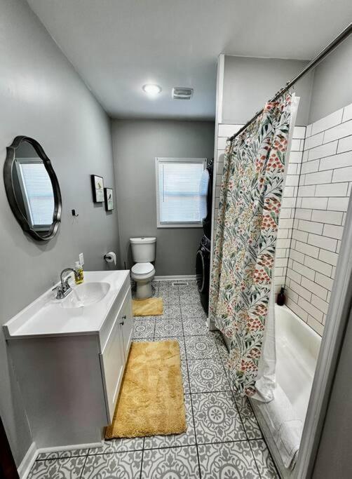 Mrs. Hughes Cottage - 2 Bedroom House W/ Parking Hamilton Bagian luar foto