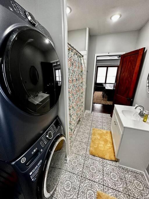 Mrs. Hughes Cottage - 2 Bedroom House W/ Parking Hamilton Bagian luar foto