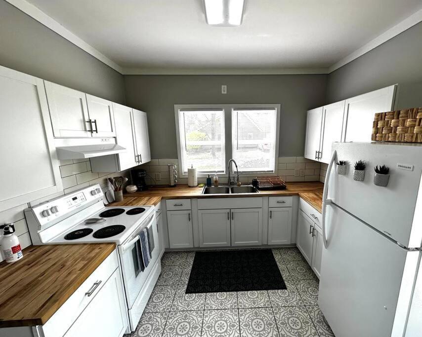 Mrs. Hughes Cottage - 2 Bedroom House W/ Parking Hamilton Bagian luar foto